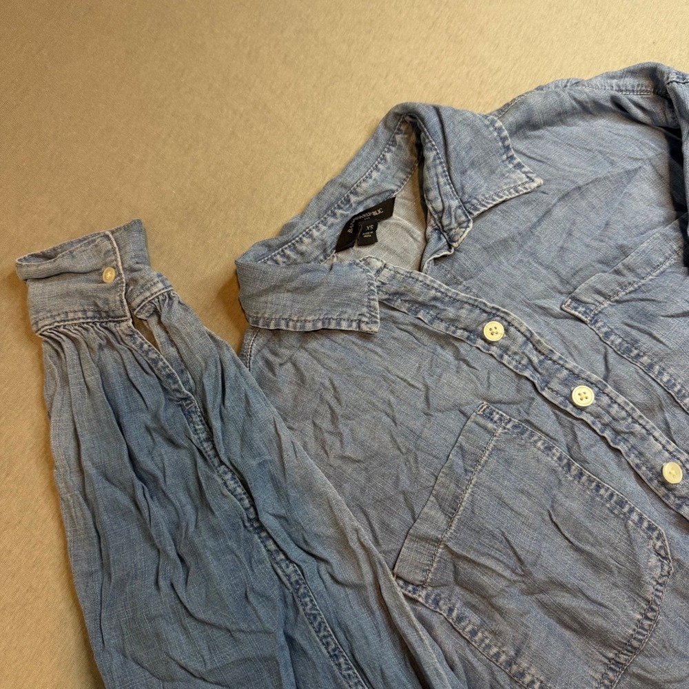 Banana Republic Womens XS Blue jean Chambray Button Down Shirt Long Sleeve